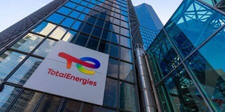 Après avoir bravé l'un des plus rapides courants océaniques au monde, TotalEnergies prévoirait donc de renoncer à sa licence pour le bloc pétrolier 11B/12B. D'après l’agence Bloomberg citée par le quotidien français Les Echos, l'entreprise doute de la viabilité de ces découvertes en eaux profondes. Etant donné la taille étroite du marché gazier sud-africain, le site ne serait donc pas rentable.