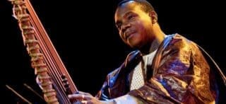 Mali : décès de l’immense musicien Toumani Diabaté La diva malienne Oumou Sangaré affirme que "le monde de la musique perd aujourd'hui l'un de ses plus grands ambassadeurs", sur Facebook. Pour elle, plus qu'un virtuose de la kora, Toumani Diabaté était "un pont entre nos traditions ancestrales et la modernité, un artiste qui a su porter la voix du Mali aux quatre coins du monde."