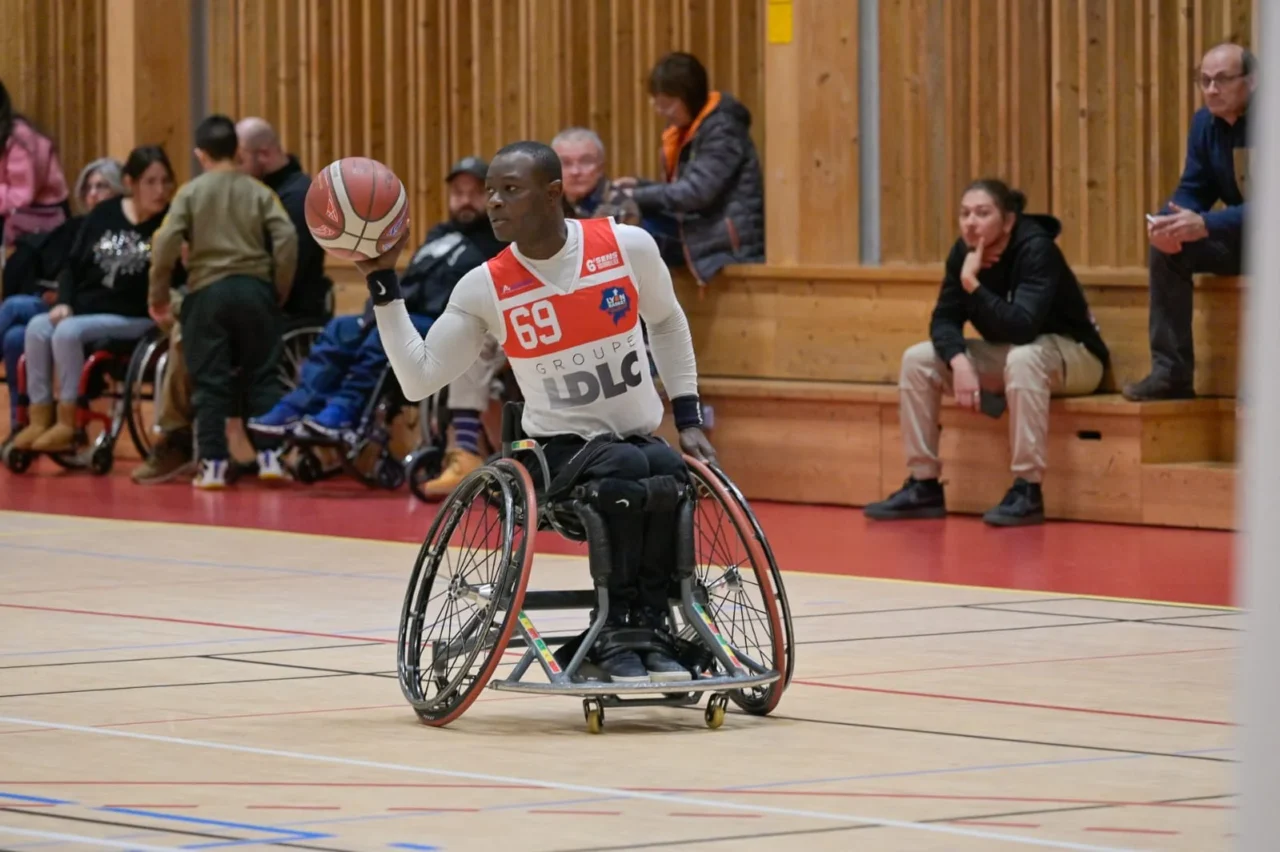 Jeux Paralympiques 2024 : 39 pays représentent l’Afrique à Paris Au total, 305 athlètes du continent africain sont inscrits pour prendre part au rendez-vous parisien, dont la cérémonie d'ouverture est prévue le 28 août dans la soirée. Les onze disciplines sont : (para-athlétisme, para-power lifting, para-judo, para-canoé, para-Taekwondo, tennis de table, natation, volley-assis, goalball, para-triathlon et Rowling).