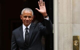 Des dizaines de démocrates et de célébrités seront présentes durant la Convention et s’exprimeront. Parmi eux, trois Présidents sont au programme : Barack Obama, Bill Clinton etJoe Biden. Ces derniers se présenteront aux côtés de Hillary Clinton et de Tim Walz, gouverneur du Minnesota.
Jeudi 22 août sera la soirée la plus importante de la semaine puisque Kamala Harris montera sur scène pour accepter officiellement sa nomination présidentielle, explique la BBC.