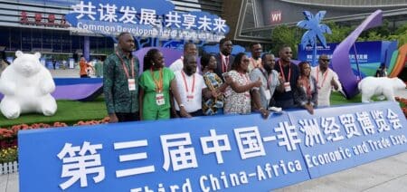 Inauguré le 13 juin, le China-Africa Economic and Trade Headquarters Building constitue le dernier emblème sino-africain dans le Hunan, l'une des provinces chinoises les plus actives en matière de relations économiques avec l'Afrique et un pionnier dans la coopération sino-africaine. S'étendant sur plus de 100.000 mètres carrés, le bâtiment est conçu pour accueillir les entreprises chinoises et africaines engagées dans le commerce et les investissements bilatéraux, et leur fournir des subventions et une variété de services allant de la consultation politique au soutien financier.