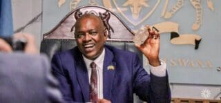 Le deuxième plus gros diamant au monde découvert au Botswana Le Botswana est l'un des plus grands producteurs mondiaux de diamants en volume, et le plus important en valeur selon le FMI. Ils constituent sa principale source de revenus, représentant 30% de son PIB et 80% de ses exportations.