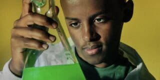 Né à Addis-Abeba avant d’émigrer aux États-Unis avec sa famille à l’âge de 4 ans, Heman se souvient que l’un de ses premiers souvenirs était de voir des ouvriers travailler sous un soleil brûlant, généralement sans protection pour leur peau. Ses parents lui ont appris, ainsi qu’à ses sœurs (Hasset, aujourd’hui âgé de 16 ans, et Liya, aujourd’hui âgée de 7 ans), à se couvrir et leur ont expliqué les dangers de passer trop de temps à l’extérieur sans crème solaire ni vêtements appropriés.
