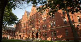 Donald Trump a accentué mercredi ses critiques à l’égard de Harvard, menaçant de priver de subventions fédérales et du droit d’accueillir des étudiants étrangers cette institution devenue la cible privilégiée de sa lutte contre les universités d’élite américaines