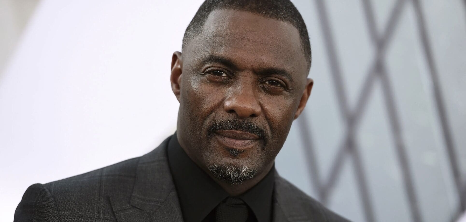 Idris Alba va installer un studio de cinéma à Zanzibar "Je ne sais pas comment nous appellerons (l'industrie cinématographique) à Zanzibar, que ce soit Zallywood ou Zawood, je ne sais pas", a-t-il déclaré devant des acteurs de l'industrie, au Festival international du film de Zanzibar.