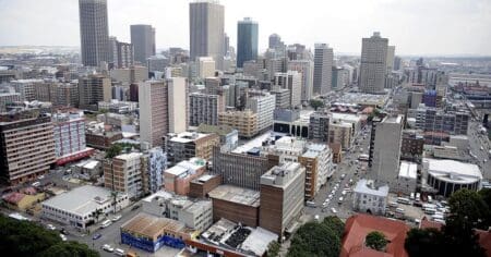 La démission de Kabelo Gwamanda, 39 ans, qui occupait le poste depuis moins de quinze mois, signifie que la ville de près de cinq millions d'habitants devrait bientôt être dirigée par son huitième maire en cinq ans.