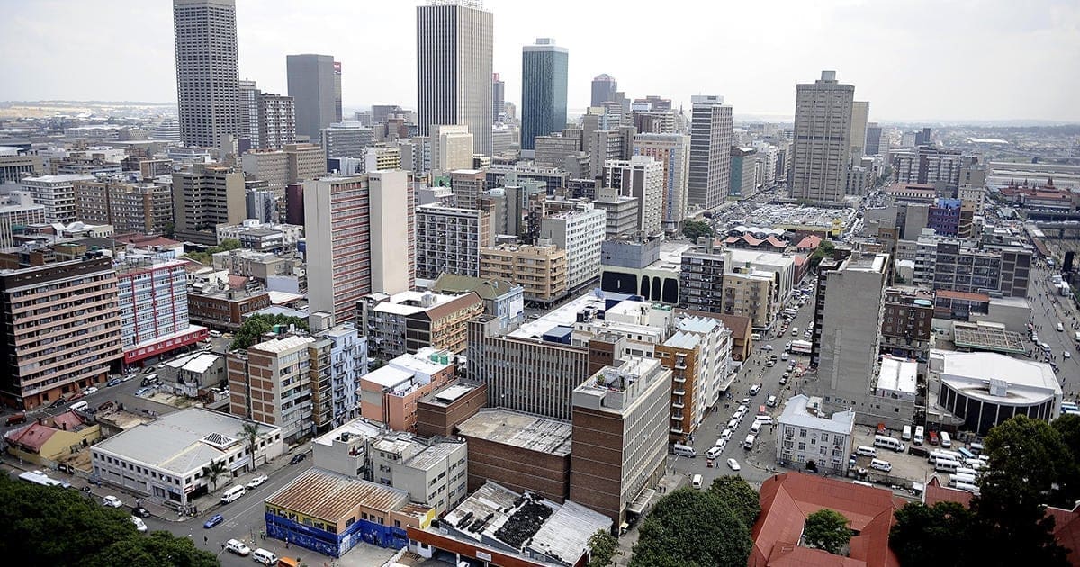 Afrique du Sud : Johannesburg se cherche un nouveau maire La démission de Kabelo Gwamanda, 39 ans, qui occupait le poste depuis moins de quinze mois, signifie que la ville de près de cinq millions d'habitants devrait bientôt être dirigée par son huitième maire en cinq ans.