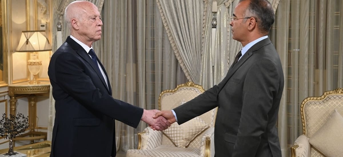 Tunisie : Le Président Kais Saïed nomme un nouveau Premier ministre Né le 25 janvier 1974 à Tborsok, Maddouri est titulaire d'un doctorat en droit communautaire et relations Maghreb-Europe et d'une maîtrise en sciences juridiques de la Faculté des sciences juridiques, politiques et sociales de Tunis 2. Il est diplômé de l'École nationale d'administration (ENA) et en 2015 de l'Institut de défense nationale.