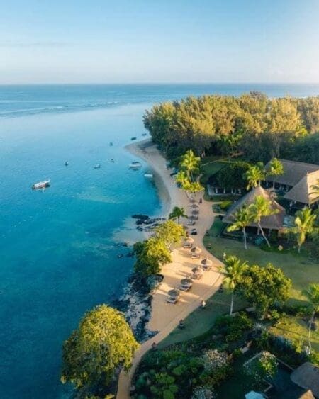 Communiqué de presse : Île Maurice – L’offre de l’Oberoi Beach Resort Réputée pour ses plages immaculées, ses paysages luxuriants et sa culture dynamique, l'île Maurice offre un large éventail d'activités et d'attractions pour tous les âges, ce qui en fait la destination idéale pour des vacances en famille. L'Oberoi Beach Resort, Mauritius, allie luxe, confort et service personnalisé pour une expérience familiale exceptionnelle sur les rivages immaculés de la Baie aux Tortues.