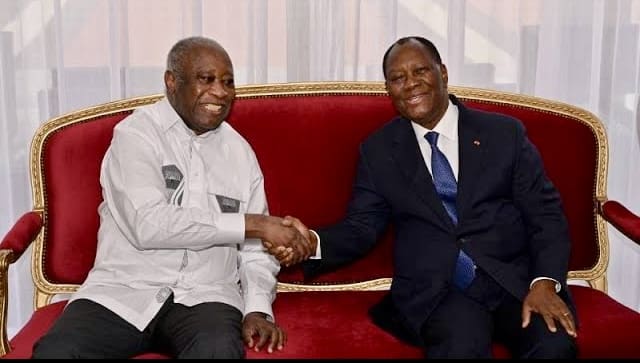 Côte d’Ivoire : face aux « surenchères » de l’opposition, le parti au pouvoir déterminé à garantir une présidentielle démocratique et apaisée Si l’opposition s'active et ses leaders multiplient, ces derniers jours, leurs sorties médiatiques afin de mobiliser un plus grand nombre d’électeurs pour cette échéance électorale, en réussissant le 10 août un Collectif composé d’une dizaine de partis, outre des organisations de la société civile, il n’en demeure pas moins que trois de ses leaders affrontent une situation délicate, à savoir : Laurent Gbagbo du Parti des Peuples Africains- Côte d’Ivoire (PPA-CI) qui bien qu'il a été acquitté par la CPI, n’est pas inscrit sur la liste électorale et ne peut de ce fait, ni élire, ni être élu.