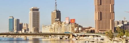 «Nos échanges ont essentiellement porté sur la manière dont la CEA peut soutenir les efforts de l'Égypte pour se doter d'une base de données complète sur la dette, développer de nouveaux produits financiers durables et améliorer l'efficacité de l'unité de gestion de la dette nationale», a déclaré Adam B. Elhiraika, Directeur de la CEA pour l'Afrique du Nord et chef de la délégation.