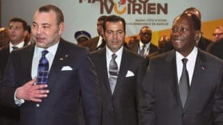Le Roi Mohammed VI avec son frère le Prince Moulay Rachid et le Président de Côte d’Ivoire Alassane Ouattara, à Marrakech lors du 2ème forum économique maroco-ivoirien, le 21 janvier 2015