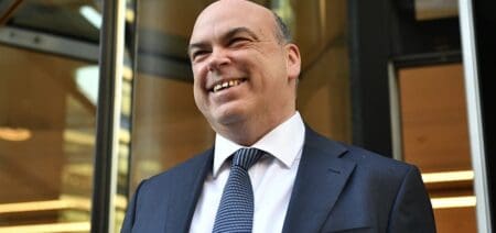 Mike Lynch est surnommé par certains le «Bill Gates britannique.» Le magnat britannique de la tech, Mike Lynch, est porté disparu après le naufrage d'un yacht au large des côtes siciliennes. Son épouse, Angela Bacares, a, quant à elle, été secourue, selon une source proche des opérations de sauvetage.