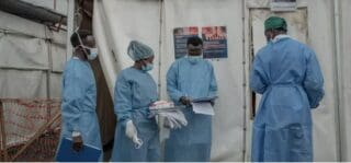 La recrudescence du virus en République démocratique du Congo (RDC), portée par le clade 1b qui touche aussi le Burundi, le Kenya, le Rwanda et l'Ouganda, a incité l'Organisation mondiale de la santé (OMS) à décréter le 14 août une urgence de santé publique de portée internationale, l'alerte sanitaire du niveau le plus élevé.