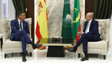 L’Espagne rattrapée par le débat sur l’immigration clandestine Compte tenu de l'histoire de l'Espagne, longtemps pays d'émigration, cette question n'y a jamais eu le même poids politique qu'en France, en Allemagne ou au Royaume-Uni. Mais les choses sont en passe de changer avec la hausse spectaculaire cette année du nombre de migrants qui, partant des côtes d'Afrique de l'Ouest à bord de rafiots bondés, débarquent quotidiennement dans le petit archipel des Canaries. Ils sont déjà plus de 22.000 depuis le début de l'année, contre moins de 10.000 pour la même période de l'an passé.