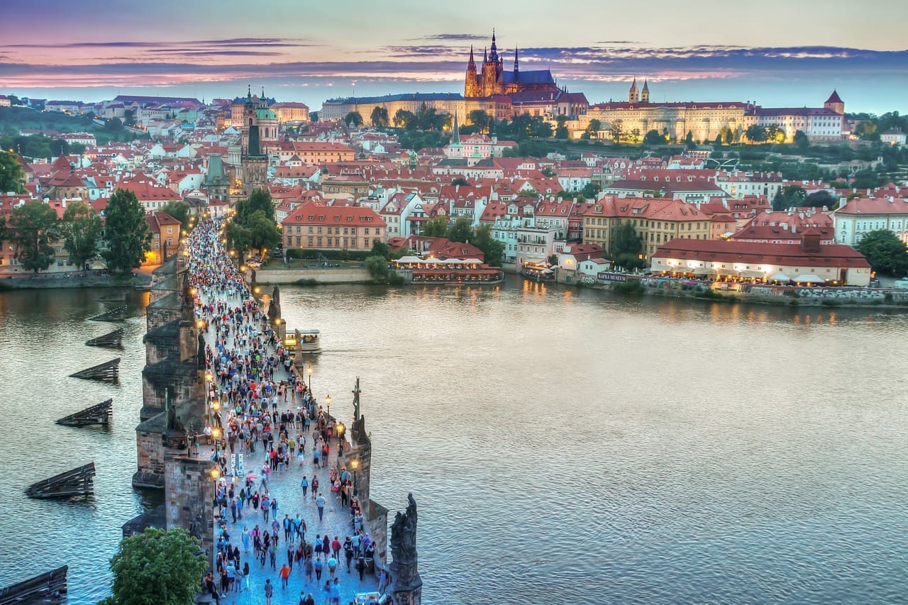 Prague et Ploërmel : deux cités avant-gardistes grâce à leur horloge astronomique Encore aujourd’hui, les horloges nous guident dans l’espace et dans le temps. Au cœur du Doubs et de la créativité Bisontine, la cathédrale de Besançon est dotée d'une horloge astronomique unique qui indique les marées dans les ports français, ainsi que les éclipses.