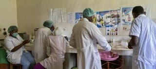 Face aux défis, la technologie se présente comme une solution innovante pour améliorer l'accès aux soins. WIT souligne le rôle crucial de la télémédecine, qui permet aux patients de consulter des médecins à distance via des dispositifs mobiles ou des plateformes en ligne. Cette approche pourrait transformer radicalement l'accès aux soins en Afrique, en réduisant les distances géographiques et les délais d'attente.