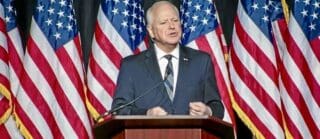 Kamala Harris a jeté son dévolu sur Tim Walz, actuel gouverneur du Minnesota, pour devenir son futur Vice-président en cas de victoire à l’élection présidentielle américaine. Il a été choisi au profit de cinq autres candidats (Le gouverneur de Pennsylvanie Josh Shapiro, le sénateur d’Arizona Mark Kelly, le gouverneur du Minnesota Tim Walz, le ministre des Transports Pete Buttigieg et le gouverneur du Kentucky Andy Beshear) à ce poste, pour tenter de battre Donald Trump le 5 novembre prochain.