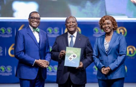 Banque Africaine de Développement : 6575 projets financés en 60 ans Parmi les principaux projets réalisés sur le continent figurent le pont de Senegambia, la route nationale reliant la capitale des Comores, Moroni, à l'île de Foumboni, le corridor reliant Addis-Abeba à Mombasa, le pont de Kazungula, sur le fleuve Zambèze, reliant la Zambie au Botswana, le port de Nador Ouest au Maroc, la route Ketta-Djoum reliant la République Centrafricaine à la République du Congo, ainsi que les chemins de fer à écartement standard reliant la Tanzanie, la République Démocratique du Congo et le Burundi.