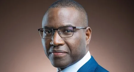 ‘’Cette décision est motivée par mon intention de briguer la présidence de la Banque Africaine de Développement, ce qui pourrait créer un conflit avec mon rôle actuel à la banque’’, écrit la BAD sur son site internet en citant l’ancien ministre de l’Économie, du Plan et de la Coopération.