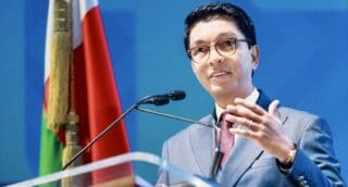 Face à une situation énergétique largement dépendante des centrales thermiques, la vision portée par la Président de la République est claire : Madagascar doit doubler, voire tripler sa capacité énergétique dans les années à venir pour soutenir son industrialisation et répondre aux besoins croissants de sa population.