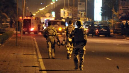 Mali | Des fusillades dans plusieurs quartiers de Bamako Des coups de feu ont été entendus dans le quartier de Banankabougou. Des personnes se rendant à la mosquée sont revenues sur leurs pas quand les coups de feu ont retenti, selon le journaliste de Reuters. Les coups de feu ont retenti vers 05H30 GMT. Certains témoins avançaient que les tirs venaient de l'aéroport, d'autres affirmaient qu'ils venaient depuis la gendarmerie. Une source sécuritaire a confirmé que plusieurs coups de feu ont été entendus dans différents quartiers de Bamako, notamment à proximité de l'aéroport.