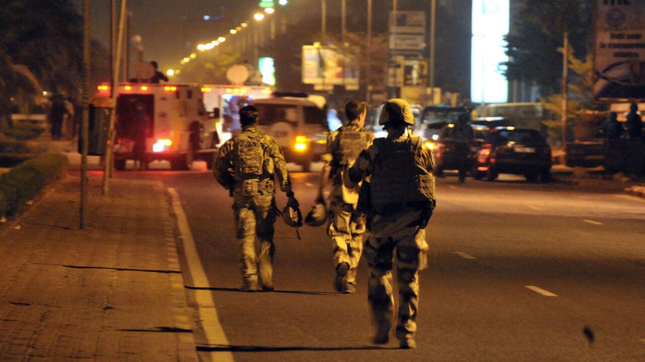 Mali | Des fusillades dans plusieurs quartiers de Bamako Des coups de feu ont été entendus dans le quartier de Banankabougou. Des personnes se rendant à la mosquée sont revenues sur leurs pas quand les coups de feu ont retenti, selon le journaliste de Reuters. Les coups de feu ont retenti vers 05H30 GMT. Certains témoins avançaient que les tirs venaient de l'aéroport, d'autres affirmaient qu'ils venaient depuis la gendarmerie. Une source sécuritaire a confirmé que plusieurs coups de feu ont été entendus dans différents quartiers de Bamako, notamment à proximité de l'aéroport.