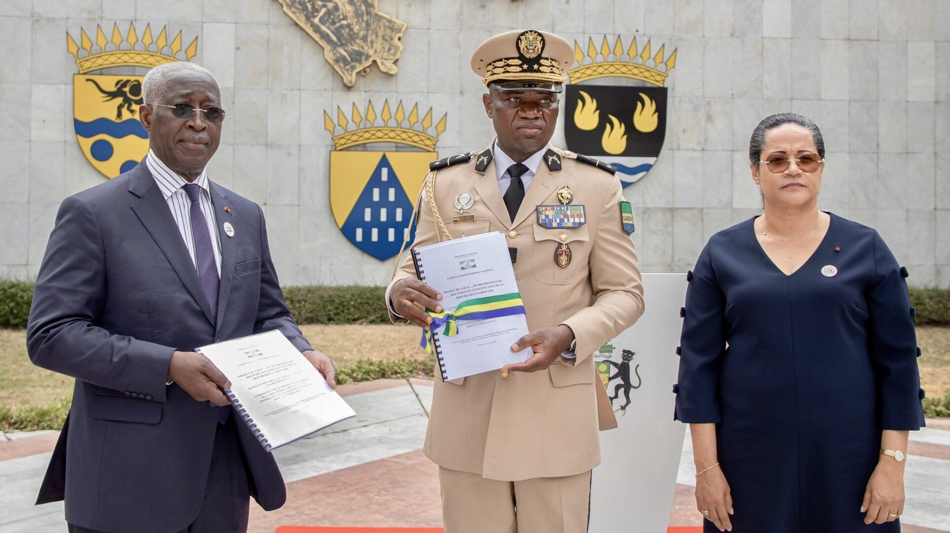Gabon : Le Président Brice Oligui Nguema à reçu le projet de nouvelle constitution Le projet de nouvelle constitution instaure un régime présidentiel. Le poste de Premier ministre sera supprimé. Le Président de la République sera élu pour un mandat de 7 ans renouvelable une fois. Tout président en exercice voulant réviser ces dispositions se rendrait désormais coupable de haute trahison.