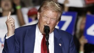 Campagne présidentielle américaine | Trump « sain et sauf » après des tirs à proximité de lui L'ancien président, qui se trouvait dans son club de golfe en Floride selon des médias, est "sain et sauf après des coups de feu à proximité de lui", a déclaré dans un communiqué Steven Cheung, directeur de la communication de la campagne de Donald Trump, ajoutant qu'il n'y avait "pas plus de détails pour le moment".