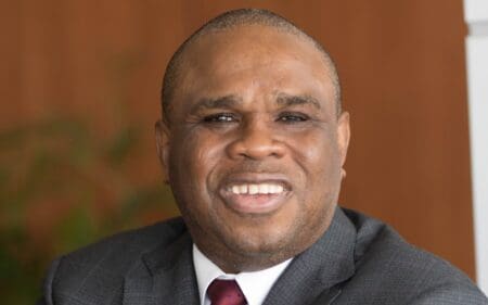 Le Dr. Oramah n'est pas un négationniste de la science climatique ni un défenseur des combustibles fossiles à tout prix. Dans son article, il est franc et honnête sur les effets de la hausse des températures sur le continent, citant les ravages causés par les phénomènes météorologiques extrêmes – des pluies torrentielles catastrophiques d’un côté, des sécheresses catastrophiques de l’autre. Il jette un regard prudent sur l’avenir, reconnaissant que les régions en développement du monde comme l’Afrique sont plus exposées au changement climatique que les pays développés.