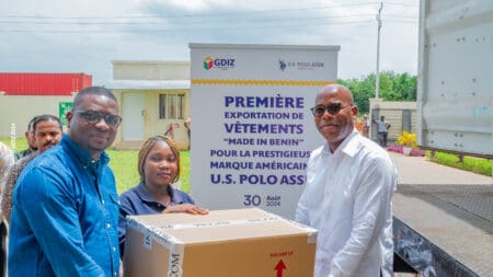 Bénin | Textile-habillement : La Zone Industrielle de Glo-Djigbé a exporté ses premiers prêts-à-porter « Made in Benin » Cette première commande destinée à l’export est la marque américaine, U.S. POLO ASSN vendue dans quelque 130 pays. “Cette première expédition constitue une avancée significative dans l'intégration de la Zone Industrielle de Glo-Djigbé (GDIZ) au sein des chaînes d'approvisionnement mondiales du secteur du prêt-à-porter”, indique le communiqué de la GDIZ.