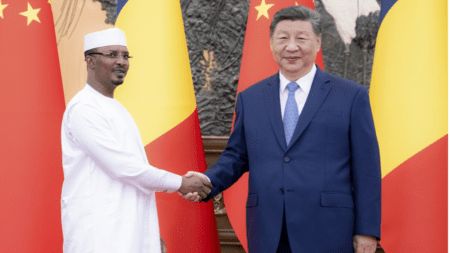 Tchad : Une société chinoise va construire l’aéroport international de N’Djamena Les accords signés entre les deux parties concernent, en plus de l'aéroport de N'Djamena : "un projet de réhabilitation et d’extension du réseau d’électricité de la ville de N’Djaména" ; "une étude de faisabilité du projet d’alimentation en eau potable de la ville de N’Djaména et des réseaux associés dans tout le Tchad" ; "la construction de fermes agricoles intégrées modernes à Bol, N’Djaména Fara, Boumou et Yao" ; "l’étude de faisabilité du projet de réhabilitation et de renforcement des réseaux d’assainissement et de drainage des eaux pluviales à N’Djaména" et enfin, "le renforcement des capacités de l'armée" tchadienne.