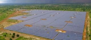 Ce projet est l’un des premiers producteurs d’électricité indépendants (IPP) au Burkina Faso et a obtenu à la fois des prêts seniors et subordonnés, ainsi qu’un contrat d’achat d’électricité (PPA) de 25 ans avec la Société Nationale d’Electricité du Burkina Faso (Sonabel), explique la BAD, notant, par ailleurs, que le projet a rencontré des difficultés pour parvenir à la clôture financière en raison des hausses de coûts liées à la pandémie de Covid-19.