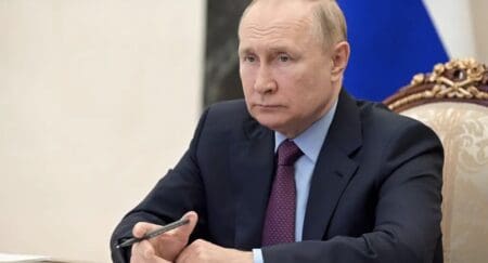 M. Poutine n'a pas précisé si le document modifié envisageait une réponse nucléaire à une telle attaque, mais il a souligné que la Russie pourrait utiliser des armes nucléaires en réponse à une attaque conventionnelle représentant une "menace critique pour notre souveraineté", une formulation vague qui laisse une large place à l'interprétation. La Russie progresse lentement mais sûrement en Ukraine, alors que le conflit entre dans sa troisième année, et le Kremlin cherche à décourager l'Occident de renforcer son soutien à Kiev.