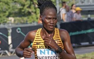JO Paris 2024 : Le meurtrier de Rebecca Cheptegei est mort lundi Présenté par la police kényane comme le compagnon de l'athlète, Dickson Ndiema Marangach avait été brûlé à 30% lors de cette attaque mortelle, devenue un cas emblématique des violences faites aux femmes. «C'est vrai que nous avons perdu Dickson Ndiema hier soir vers 20h», a déclaré mardi matin à l'AFP un responsable du service communication du Moi Teaching and Referral Hospital (MTRH) de la ville d'Eldoret.