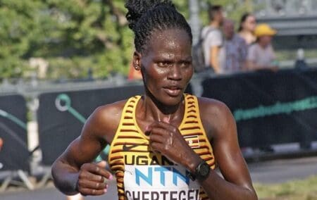 JO Paris 2024 : Le meurtrier de Rebecca Cheptegei est mort lundi Présenté par la police kényane comme le compagnon de l'athlète, Dickson Ndiema Marangach avait été brûlé à 30% lors de cette attaque mortelle, devenue un cas emblématique des violences faites aux femmes. «C'est vrai que nous avons perdu Dickson Ndiema hier soir vers 20h», a déclaré mardi matin à l'AFP un responsable du service communication du Moi Teaching and Referral Hospital (MTRH) de la ville d'Eldoret.