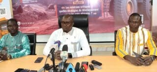 Burkina Faso | SAMAO, le 6e rendez-vous porte sur les minéraux critiques en Afrique Cette année, la SAMAO entend soumettre à la réflexion des participants notamment des experts, investisseurs et chercheurs, une thématique à multiples enjeux socio-économiques : «Les minéraux critiques : Quelles stratégies de développement pour les pays Africains ?» Il s’agit pour les organisateurs de la SAMAO, à travers ce thème, de trouver des réponses appropriées face à la ruée vers les ressources naturelles des pays africains qui regorgent les plus grandes réserves des minéraux critiques telles que le cobalt, le lithium, le nickel et le manganèse, vitaux pour les technologies modernes comme les semi-conducteurs, les panneaux solaires, les voitures électriques...