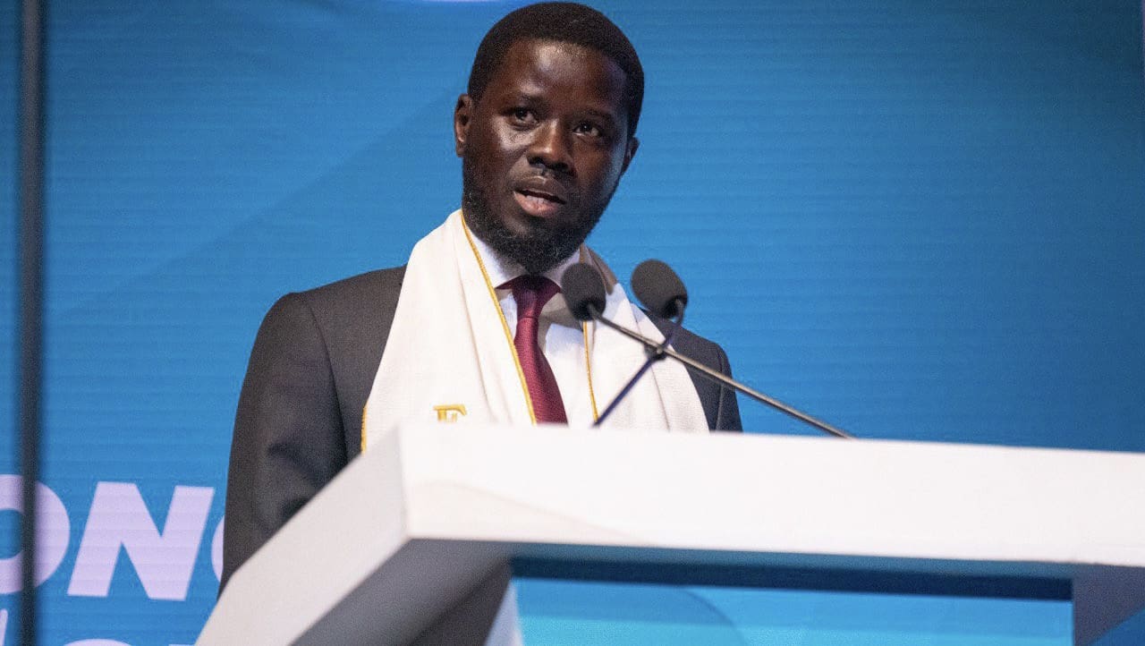 Ces élections législatives anticipées ne sont en réalité que la suite logique de la conquête du pouvoir par le duo Diomaye- Sonko actée le 25 mars dernier par la reconnaissance du candidat du pouvoir, Amadou Ba, de sa défaite avant même la proclamation officielle des résultats par le Conseil constitutionnel ! Dès l’annonce officielle des résultats de la présidentielle, on savait qu’il fallait rebattre les cartes, une cohabitation en Afrique, comme celles que la France a connue, étant quasiment impossible.