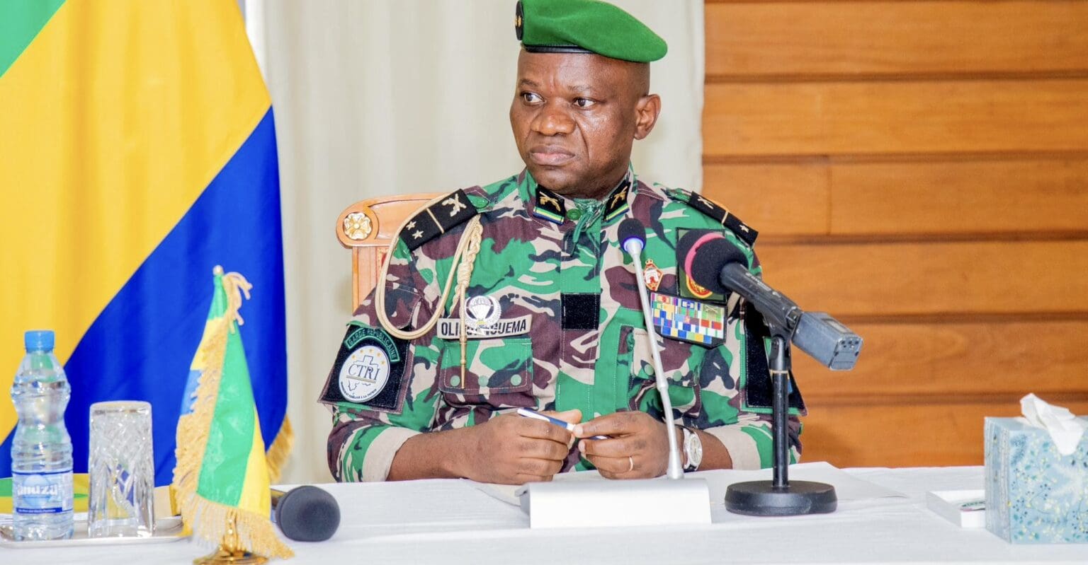 L'annonce a été faite lundi 28 octobre par le Président de la Transition en personne, le Général Brice Clotaire Oligui Nguema. «Je tiens à annoncer que l'Etat gabonais a lancé une offre publique de rachat de 50% de son eurobond, soit 192 milliards FCFA. Sans recourir à un nouvel emprunt, le Gabon a réalisé une opération inédite de remboursement anticipé de cette dette souscrite en 2015», a révélé le chef de l’Etat sans entrer dans les détails de l’opération, ni préciser les banques-conseil qui ont accompagné l’Etat gabonais.