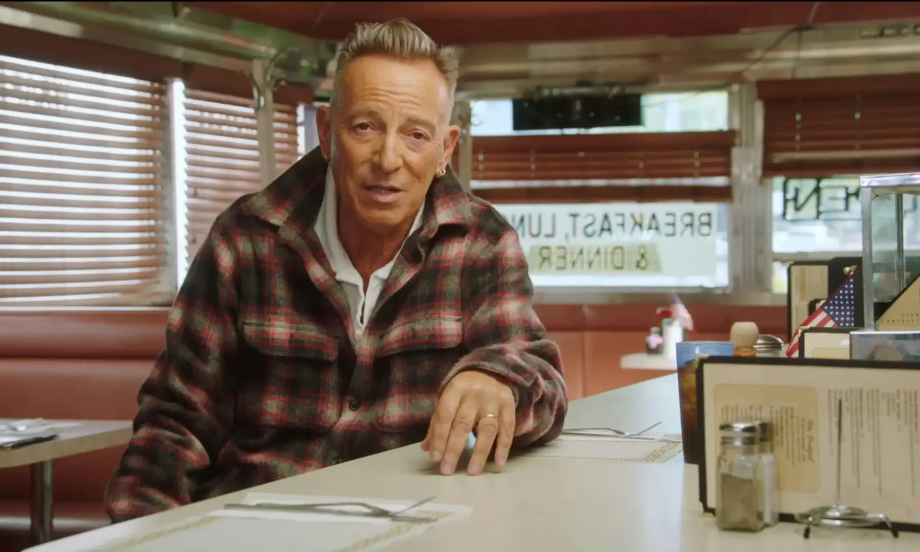 Présidentielle américaine | Bruce Springsteen soutient Kamala Harris pour la présidence tout en critiquant le «dangereux» Trump Bruce Springsteen -le Boss- a officiellement apporté son soutien à Kamala Harris, la soutenant pour la présidence et s’opposant simultanément à Donald Trump, le qualifiant de «candidat présidentiel le plus dangereux de ma vie.» Le chanteur de Born In the USA a fait cette annonce dans une vidéo publiée sur son Instagram dans laquelle il décrit l’élection à venir comme «l’une des élections les plus importantes de l’histoire de notre nation.» «Peut-être que depuis la guerre civile, ce grand pays ne s’est jamais senti aussi divisé politiquement, spirituellement et émotionnellement qu’en ce moment. Il n’est pas nécessaire que ce soit ainsi.»