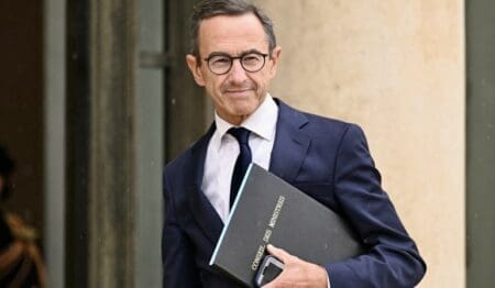 "Je ne parle pas d'affrontement, je pense que c'est une question de réciprocité. C'est la même chose d'ailleurs en matière de migration. La migration, il y a une partie d'hospitalité quand on vient légalement, on accueille, mais la contrepartie de cette hospitalité, c'est la réciprocité et ça doit s'appliquer pour tout", a-t-il encore indiqué, ajoutant que les gens qui viennent en France "doivent respecter la loi". "S'ils ne respectent pas la loi, eh bien, ils doivent partir. Ils doivent respecter un certain nombre de codes culturels et notamment qui ont trait aux principes fondamentaux de la République française. Je parle bien sûr de la liberté de conscience, je parle bien sûr de l'égalité entre les hommes et les femmes, je parle aussi d'une fraternité qui est une fraternité non pas religieuse mais civique", a-t-il expliqué.