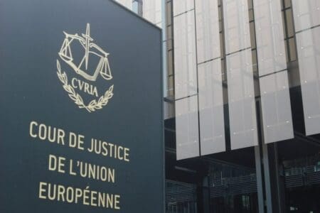 Le rôle croissant des cours de justice au sein des organisations régionales dépasse aujourd'hui celui de simples garants des normes juridiques ; ces institutions influencent directement les décisions politiques, notamment en matière de relations extérieures. Dans plusieurs cas, les cours de justice régionales ont pris des décisions qui ont directement influencé la politique étrangère de leurs États membres. Le Tribunal SADC, la Cour de justice de la Communauté Andine, la Cour de Justice Européenne ou la Cour Européenne des Droits de l’Homme (CEDH), ou encore l’Organe de Règlement des Différends de l’Organisation Mondiale du Commerce (OMC) sont autant d'exemples où des décisions judiciaires ont forcé des renégociations, retardé des accords ou même modifié des régimes commerciaux en place. La Cour de Justice de l’Union Européenne (CJUE), par exemple, s’est affirmée en annulant ou en modifiant des accords internationaux conclus par les États membres de l’UE, parfois au prix de tensions diplomatiques.