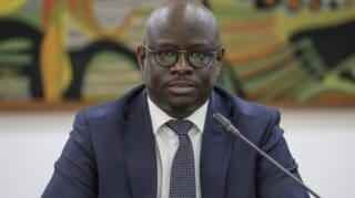 D’après le ministre, cette suspension devrait permettre de renégocier l’accord en cours avec le Fonds, avec pour objectif d'en conclure un autre, d'ici le premier trimestre 2025. De ce fait, les versements que devait recevoir Dakar cette année dans le cadre des accords de financements signés avec le FMI seraient suspendus.