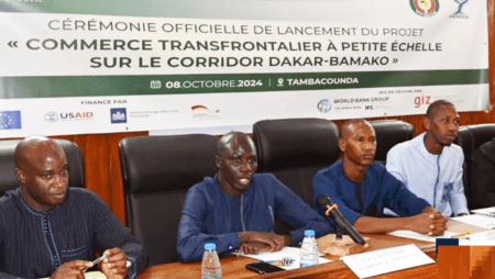 Sénégal – Mali : Un projet de commerce entre Dakar et Bamako lancé à Tambacounda Le projet fait partie des activités mises en œuvre par le Programme pour la facilitation des échanges en Afrique de l’Ouest (FEAO), financé par l’Union européenne et les agences gouvernementales de coopération de l’Allemagne et des États-Unis d’Amérique.
