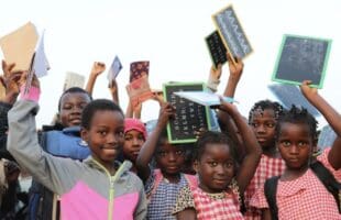 La population en âge de travailler augmente à un rythme plus rapide en Afrique que dans les autres régions, à la faveur des progrès de ces vingt dernières années dans la réduction de la mortalité infantile. Or, l’Afrique subsaharienne est aussi la région du monde qui consacre le moins de dépenses par habitant à l'éducation. Les auteurs d'Africa's Pulse estiment que, pour parvenir à une éducation universelle d'ici 2030, les systèmes éducatifs devraient absorber environ 170 millions d'enfants et d'adolescents supplémentaires, ce qui nécessiterait la construction d'environ 9 millions de nouvelles salles de classe et le recrutement de 11 millions d'enseignants.
