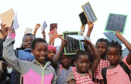 La population en âge de travailler augmente à un rythme plus rapide en Afrique que dans les autres régions, à la faveur des progrès de ces vingt dernières années dans la réduction de la mortalité infantile. Or, l’Afrique subsaharienne est aussi la région du monde qui consacre le moins de dépenses par habitant à l'éducation. Les auteurs d'Africa's Pulse estiment que, pour parvenir à une éducation universelle d'ici 2030, les systèmes éducatifs devraient absorber environ 170 millions d'enfants et d'adolescents supplémentaires, ce qui nécessiterait la construction d'environ 9 millions de nouvelles salles de classe et le recrutement de 11 millions d'enseignants.