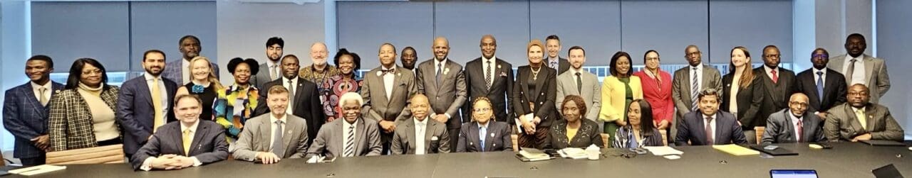 Investissements américains | CGLU Afrique veut orienter les capitaux américains vers les municipalités africaines La rencontre est organisée avec le soutien de l'Initiative pour l'Adaptation de l'Afrique (AAI). Elle a réuni des décideurs clés représentant des élus des gouvernements nationaux et sous-souverains, des banques de développement et commerciales, des agences de coopération et des investisseurs. La session d'ouverture modérée par M. Jean Pierre Elong Mbassi, Secrétaire général de CGLU Afrique, a été marquée par la présence de M. Eric Adams, Maire de la ville de New York.