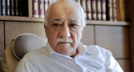 "Le chef de cette sombre organisation est mort, mais la détermination de notre nation dans la lutte contre le terrorisme se poursuivra", a annoncé le ministre turc des Affaires étrangères Hakan Fidan. Illustrant la vindicte persistante d'Ankara à son égard, le ministre a "invité" les partisans de l'imam "à abandonner la voie de la trahison et de l'erreur qu'ils ont empruntée et à cesser d"œuvrer contre leur État et leur nation". La mort du prédicateur avait été initialement annoncée par un média proche du mouvement guléniste et par l'un de ses neveux sur X.