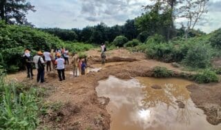 Au Ghana, premier producteur d'or en Afrique, entre un tiers et la moitié de la production aurifère provient du secteur minier artisanal et informel, selon un récent rapport de l'ONG suisse SwissAid. De nombreux investisseurs étrangers y opèrent sans permis et sans respect des normes environnementales, suscitant des accusations de spoliation des terres et de pollution de la part d'ONG et de collectifs citoyens ghanéens.