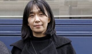 Han Kang, qui écrit poèmes, nouvelles et romans en coréen, a été récompensée «pour sa prose poétique intense qui affronte les traumatismes historiques et expose la fragilité de la vie humaine», a expliqué le jury dans un communiqué. Parallèlement à l’écriture, elle s’est également consacrée à l’art et à la musique, ce qui se reflète dans l’ensemble de sa production littéraire.